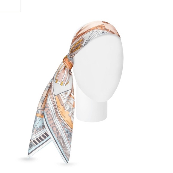 Louis Vuitton Carre Jeu de Louis in blush scarf - Picture 4 of 6